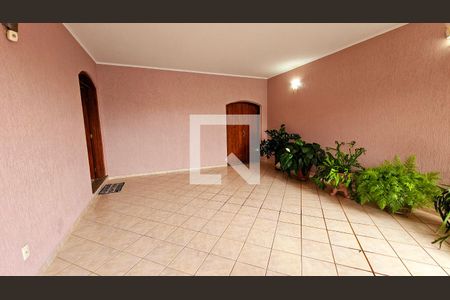 Casa à venda com 180m², 2 quartos e 4 vagas Casa à venda com 180m², 2 quartos e 4 vagasGaragem