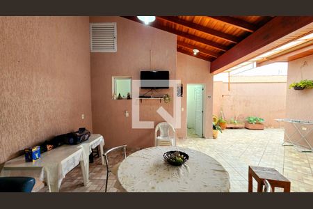 Casa à venda com 180m², 2 quartos e 4 vagas Casa à venda com 180m², 2 quartos e 4 vagasChurrasqueira