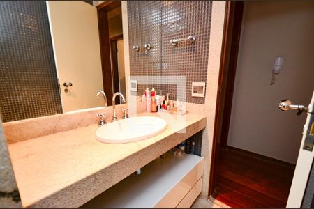 Apartamento à venda com 420m², 4 quartos e 5 vagasBanheiro social