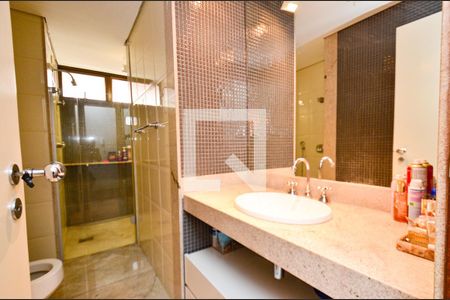 Apartamento à venda com 420m², 4 quartos e 5 vagasBanheiro social