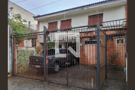 Casa à venda com 252m², 3 quartos e 3 vagas Casa à venda com 252m², 3 quartos e 3 vagasFachada