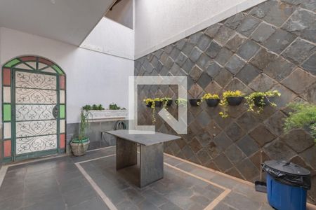 Casa à venda com 363m², 5 quartos e 4 vagasCorredor Lateral