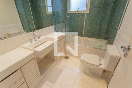 Apartamento à venda com 274m², 3 quartos e 4 vagas Apartamento à venda com 274m², 3 quartos e 4 vagasBanheiro da Suíte 1