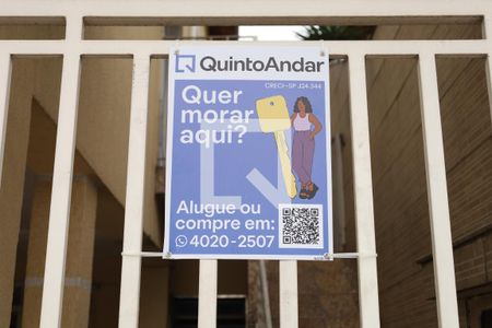 Casa à venda com 230m², 3 quartos e 2 vagasPlaca instalada no portão do imóvel