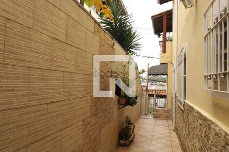 Casa à venda com 230m², 3 quartos e 2 vagasCorredor lateral