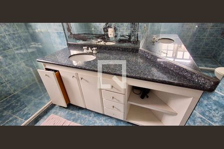 Casa à venda com 380m², 4 quartos e 4 vagasBanheiro