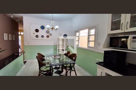 Casa à venda com 380m², 4 quartos e 4 vagasCozinha 