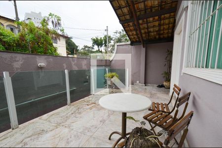 Casa à venda com 300m², 4 quartos e 3 vagas Casa à venda com 300m², 4 quartos e 3 vagasÁrea Externa