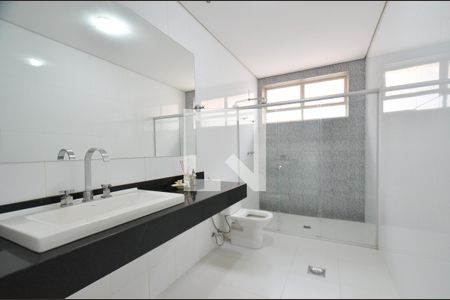 Casa à venda com 300m², 4 quartos e 3 vagas Casa à venda com 300m², 4 quartos e 3 vagasBanheiro 2