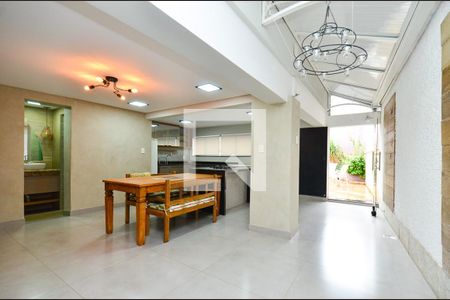 Casa à venda com 300m², 4 quartos e 3 vagas Casa à venda com 300m², 4 quartos e 3 vagasCozinha Casa 2