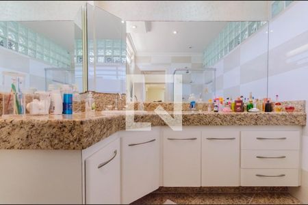 Casa à venda com 360m², 3 quartos e 3 vagas Casa à venda com 360m², 3 quartos e 3 vagasBanheiro da Suíte 3