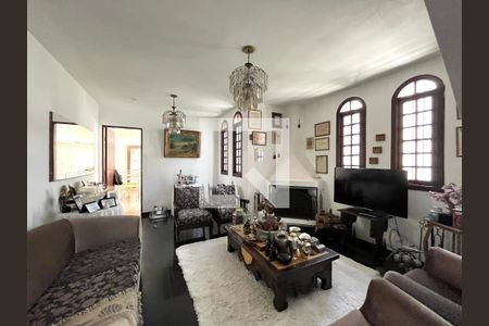 Casa à venda com 173m², 5 quartos e 2 vagas Casa à venda com 173m², 5 quartos e 2 vagasSala de TV