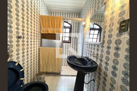 Casa à venda com 173m², 5 quartos e 2 vagas Casa à venda com 173m², 5 quartos e 2 vagasBanheiro Corredor