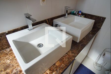 Casa à venda com 165m², 3 quartos e 3 vagasSegundo Andar - Banheiro da Suíte