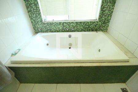 Casa de condomínio à venda com 204m², 4 quartos e 2 vagasBanheiro da suíte