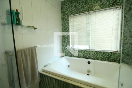 Casa de condomínio à venda com 204m², 4 quartos e 2 vagasBanheiro da suíte