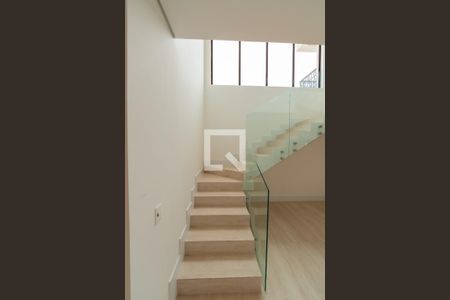 Escada de acesso ao piso superior de apartamento à venda com 4 quartos, 708m² em Alphaville Empresarial, Barueri