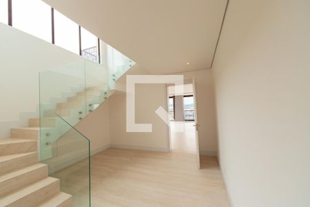 Escada de acesso ao piso superior de apartamento à venda com 4 quartos, 708m² em Alphaville Empresarial, Barueri