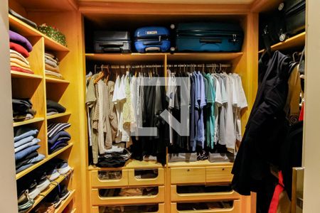 Apartamento à venda com 197m², 4 quartos e 3 vagasCloset da suíte 2