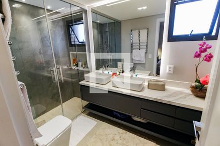 Apartamento à venda com 197m², 4 quartos e 3 vagasBanheiro da Suíte 2