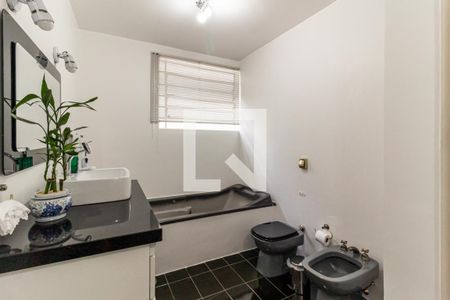 Apartamento à venda com 300m², 3 quartos e 3 vagas Apartamento à venda com 300m², 3 quartos e 3 vagasBanheiro da Suíte