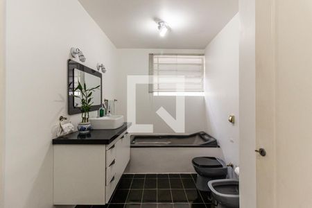 Apartamento à venda com 300m², 3 quartos e 3 vagas Apartamento à venda com 300m², 3 quartos e 3 vagasBanheiro da Suíte