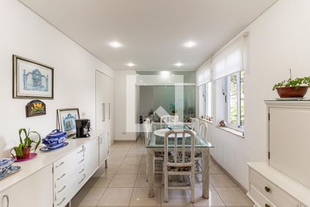 Apartamento à venda com 300m², 3 quartos e 3 vagas Apartamento à venda com 300m², 3 quartos e 3 vagasCopa