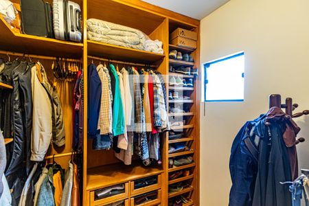 Casa de condomínio à venda com 310m², 4 quartos e 4 vagas Casa de condomínio à venda com 310m², 4 quartos e 4 vagasSuíte 01 - Closet