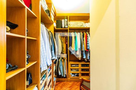 Casa de condomínio à venda com 310m², 4 quartos e 4 vagas Casa de condomínio à venda com 310m², 4 quartos e 4 vagasSuíte 01 - Closet