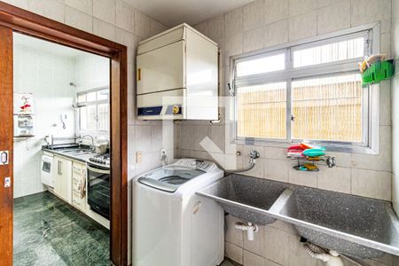 Casa de condomínio à venda com 310m², 4 quartos e 4 vagas Casa de condomínio à venda com 310m², 4 quartos e 4 vagasLavanderia