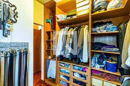 Casa de condomínio à venda com 310m², 4 quartos e 4 vagas Casa de condomínio à venda com 310m², 4 quartos e 4 vagasSuíte 01 - Closet