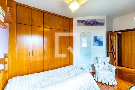 Casa de condomínio à venda com 310m², 4 quartos e 4 vagas Casa de condomínio à venda com 310m², 4 quartos e 4 vagasSuíte 02