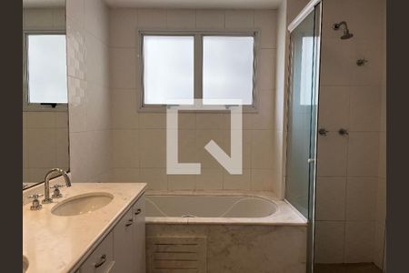 Apartamento à venda com 230m², 4 quartos e 3 vagasBanheiro da Suíte 1