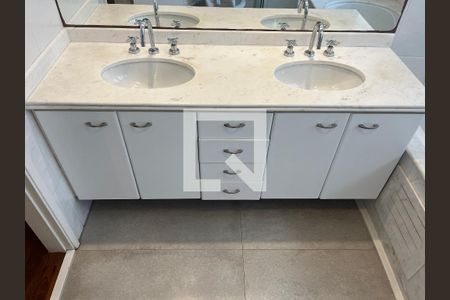 Apartamento à venda com 230m², 4 quartos e 3 vagasBanheiro da Suíte 1