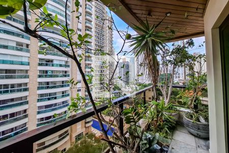 Apartamento à venda com 190m², 4 quartos e 3 vagas Apartamento à venda com 190m², 4 quartos e 3 vagasVaranda em L