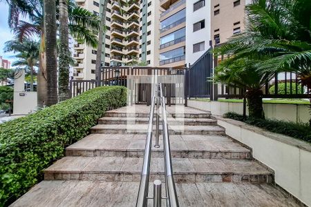 Apartamento à venda com 190m², 4 quartos e 3 vagas Apartamento à venda com 190m², 4 quartos e 3 vagasFachada e portaria