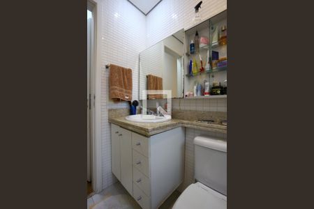 Apartamento à venda com 211m², 4 quartos e 4 vagas Apartamento à venda com 211m², 4 quartos e 4 vagasBanheiro da Suíte 1