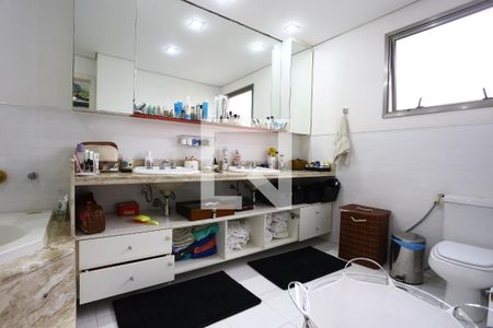 Apartamento à venda com 211m², 4 quartos e 4 vagas Apartamento à venda com 211m², 4 quartos e 4 vagasBanheiro da Suíte 2