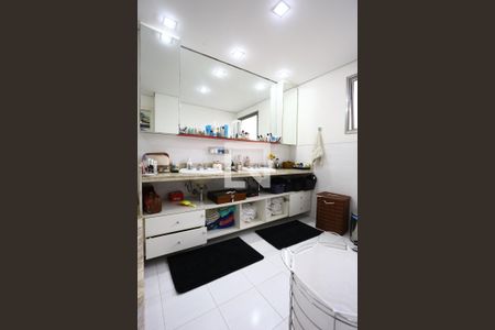 Apartamento à venda com 211m², 4 quartos e 4 vagas Apartamento à venda com 211m², 4 quartos e 4 vagasBanheiro da Suíte 2