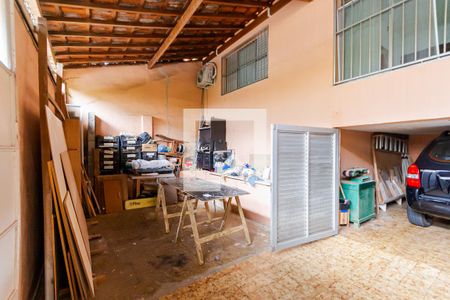 Casa à venda com 245m², 2 quartos e 2 vagas Casa à venda com 245m², 2 quartos e 2 vagasGaragem