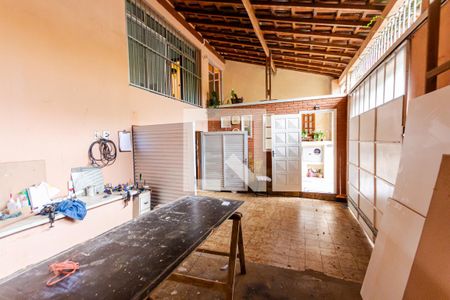 Casa à venda com 245m², 2 quartos e 2 vagas Casa à venda com 245m², 2 quartos e 2 vagasGaragem