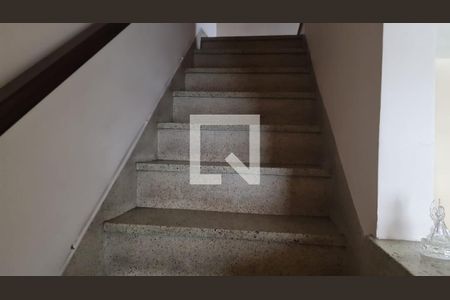 Casa à venda com 120m², 3 quartos e sem vaga Casa à venda com 120m², 3 quartos e sem vagaEscada