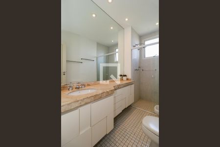 Apartamento à venda com 368m², 4 quartos e 5 vagas Apartamento à venda com 368m², 4 quartos e 5 vagasBanheiro da Suíte 2