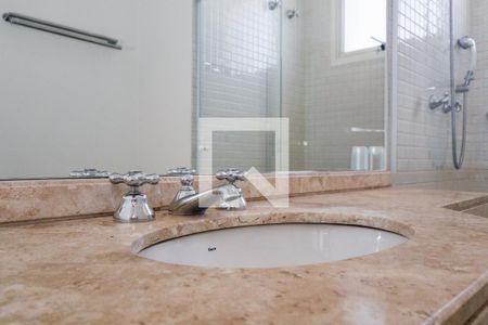 Apartamento à venda com 368m², 4 quartos e 5 vagas Apartamento à venda com 368m², 4 quartos e 5 vagasBanheiro 2 da Suíte 1