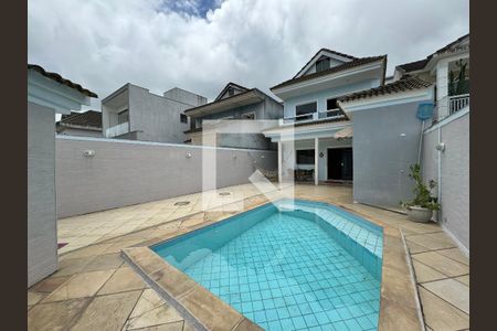 Casa de condomínio à venda com 180m², 3 quartos e 2 vagasÁrea externa