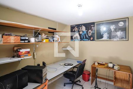 Casa à venda com 256m², 4 quartos e 6 vagasQuarto área de serviço