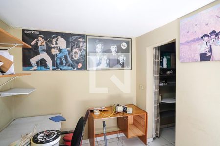 Casa à venda com 256m², 4 quartos e 6 vagasQuarto área de serviço