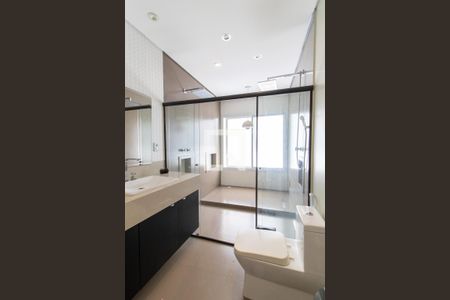 Casa de condomínio à venda com 567m², 4 quartos e 4 vagas Casa de condomínio à venda com 567m², 4 quartos e 4 vagasBanheiro - Quarto 1