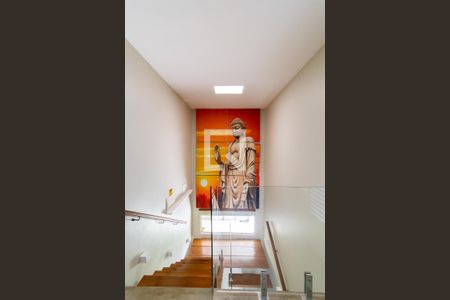 Casa de condomínio à venda com 567m², 4 quartos e 4 vagas Casa de condomínio à venda com 567m², 4 quartos e 4 vagasEscada