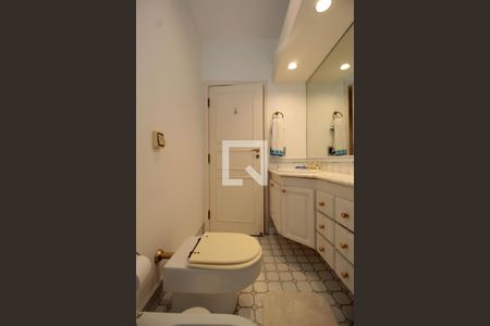 Apartamento à venda com 450m², 5 quartos e 3 vagas Apartamento à venda com 450m², 5 quartos e 3 vagasBanheiro da Suíte 2